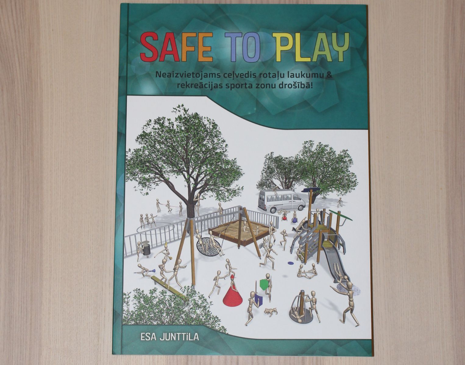 Safe To Play. grāmata par bērnu laukumu drošību